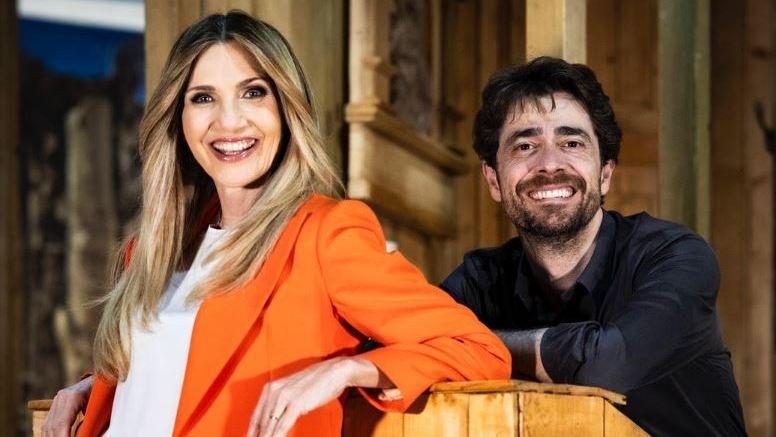 https://www.ilgiorno.it/image-service/view/acePublic/alias/contentid/NTQzYmY5NGItM2VhYi00/0/lorella-cuccarini-e-giovanni-scifoni.jpeg?f=16:9&w=1200&h=630