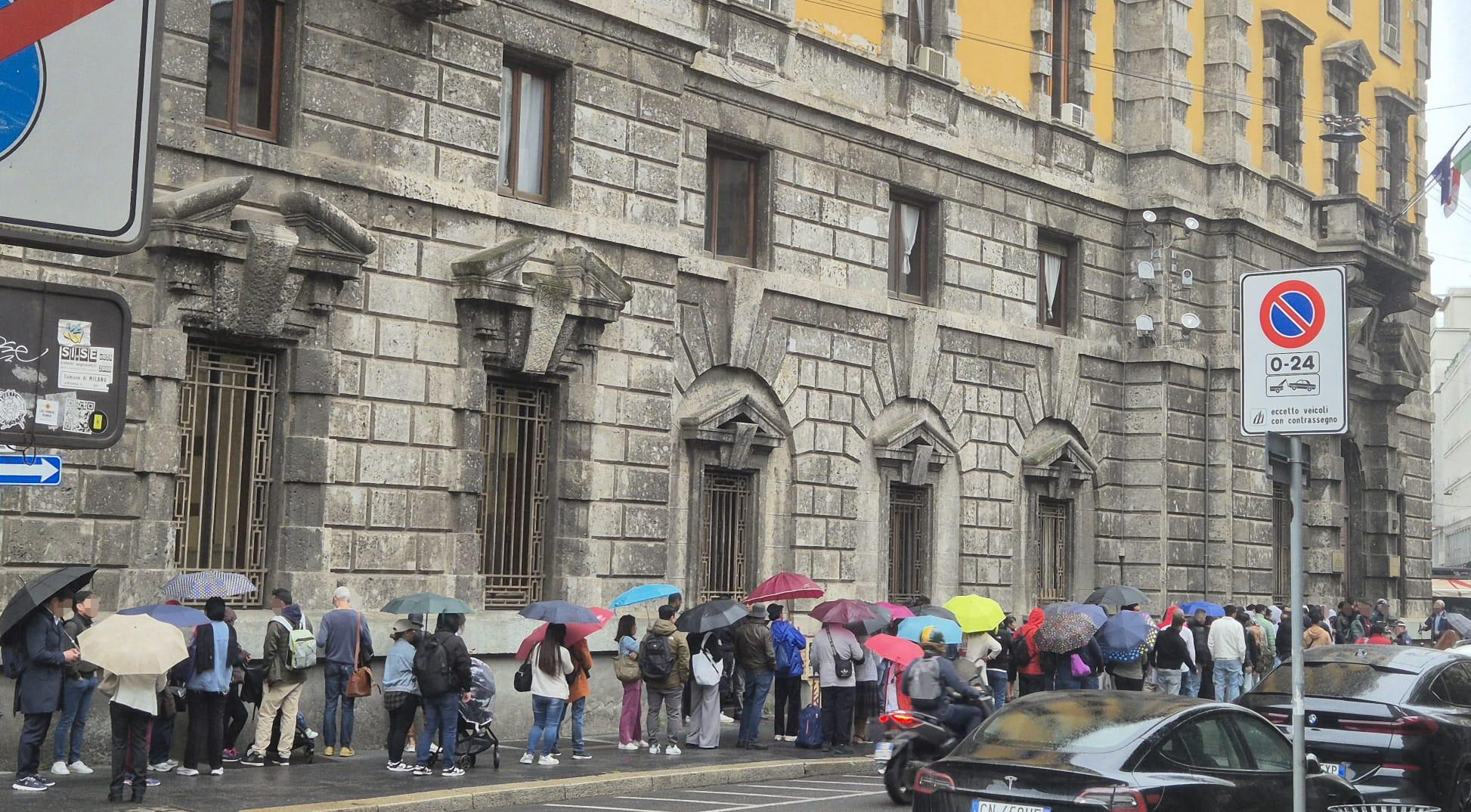 Milano, all’Ufficio anagrafe la coda quotidiana è garantita: “Poco personale, arretrati e caos. Servono almeno dieci assunzioni” Milano, all’Ufficio anagrafe la coda quotidiana è garantita: “Poco personale, arretrati e caos. Servono almeno dieci assunzioni”