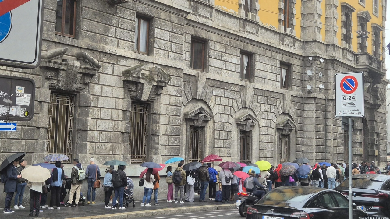 Code e attese per accedere agli uffici comunali di via Larga si prolungano fino al marciapiede Code e attese per accedere agli uffici comunali di via Larga si prolungano fino al marciapiede