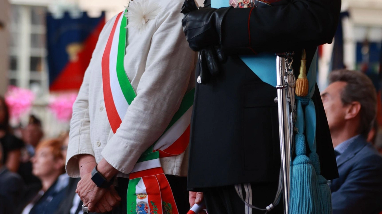 Il colonnello dei carabinieri Vittorio Fragalà alle celebrazioni in piazza della Loggia insieme alla sindaca di Brescia Laura Castelletti Il colonnello dei carabinieri Vittorio Fragalà alle celebrazioni in piazza della Loggia insieme alla sindaca di Brescia Laura Castelletti