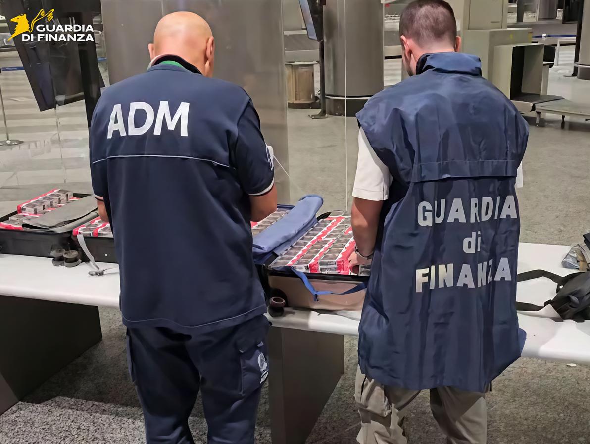 Nei bagagli trasportavano sigarette di contrabbando. Nove passeggeri nei guai