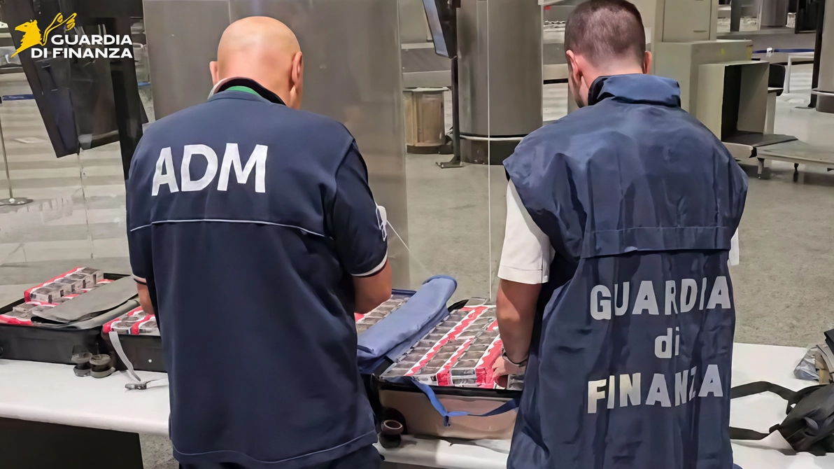 L’attività svolta dalle fiamme gialle con i funzionari dell’Agenzia delle dogane e dei monopoli ha portato alla scoperta e al sequestro di oltre duemila stecche di sigarette L’attività svolta dalle fiamme gialle con i funzionari dell’Agenzia delle dogane e dei monopoli ha portato alla scoperta e al sequestro di oltre duemila stecche di sigarette