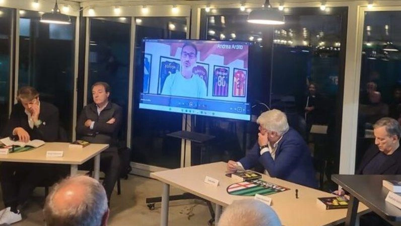 Il giovane arbitro Andrea Colombo promuove il valore umano e emozionale della professione durante la presentazione del libro "Anche gli arbitri hanno un cuore" a Milano. Esperti e dirigenti sottolineano l'importanza della formazione e del rispetto per gli arbitri nel calcio giovanile.