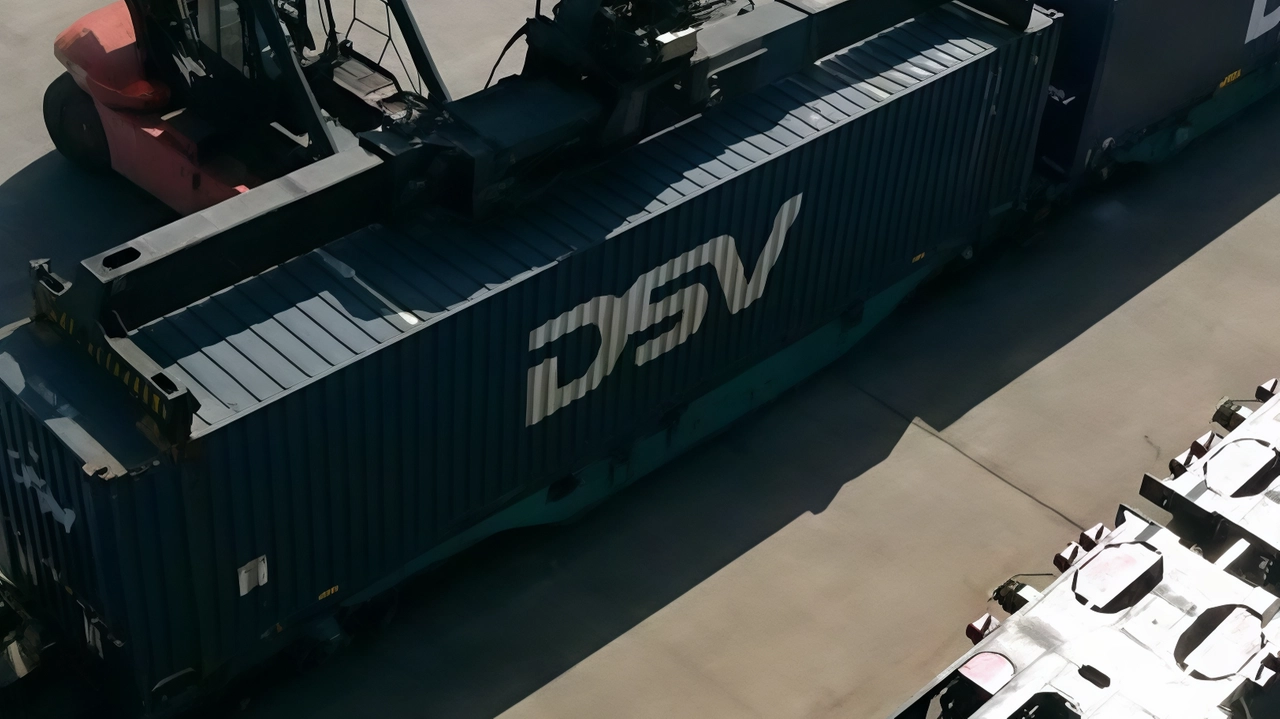 Inaugurato il primo treno merci tra Porto di Trieste e Sacconago, con 34 container. Previsti 4 treni settimanali.