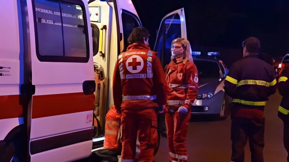 Festeggiava sparando botti e petardi, ha perso una mano, ed è rimasto ferito agli occhi e al volto. È... Festeggiava sparando botti e petardi, ha perso una mano, ed è rimasto ferito agli occhi e al volto. È...