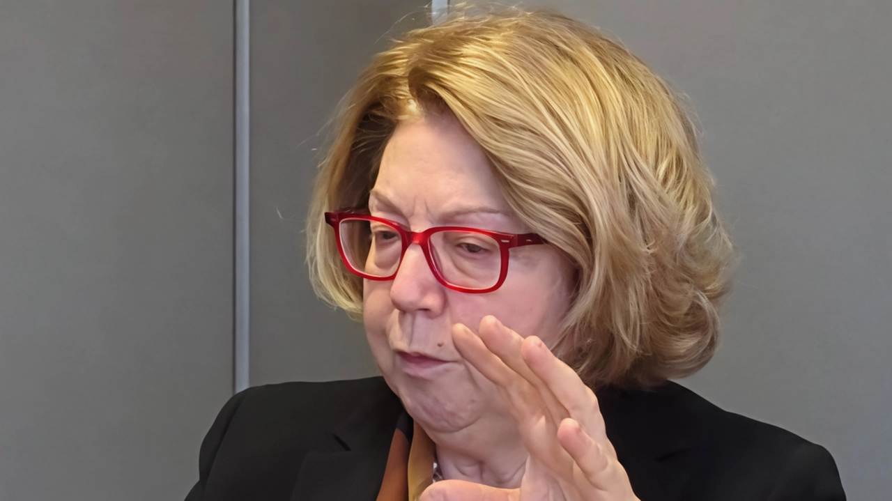 Un primo impatto positivo con Saronno nonostante l’arrivo in un giorno di pioggia. Il commissario prefettizio Antonella Scolamiero (nella... Un primo impatto positivo con Saronno nonostante l’arrivo in un giorno di pioggia. Il commissario prefettizio Antonella Scolamiero (nella...