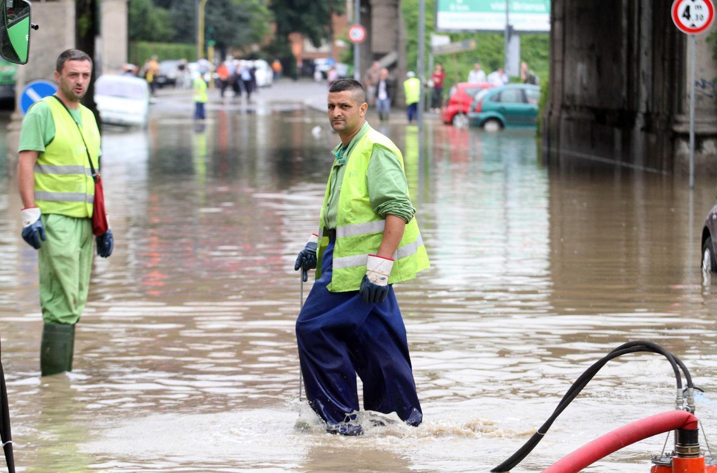 Il Seveso esonda a Lentate: evacuate (ancora) due famiglie che vivono vicino al fiume Il Seveso esonda a Lentate: evacuate (ancora) due famiglie che vivono vicino al fiume