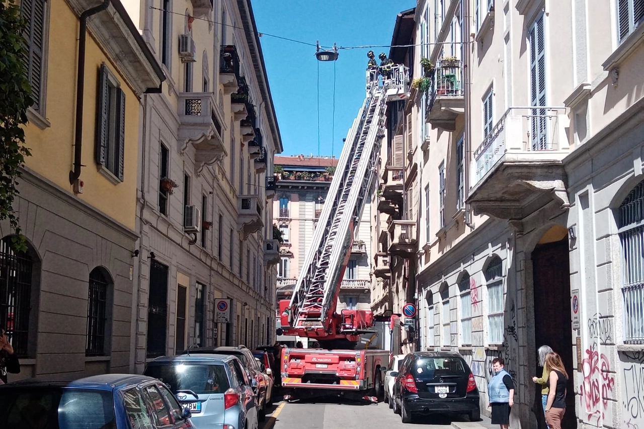 I vigili del fuoco intervenuti in via Alessandria per il comignolo caduto su un'auto