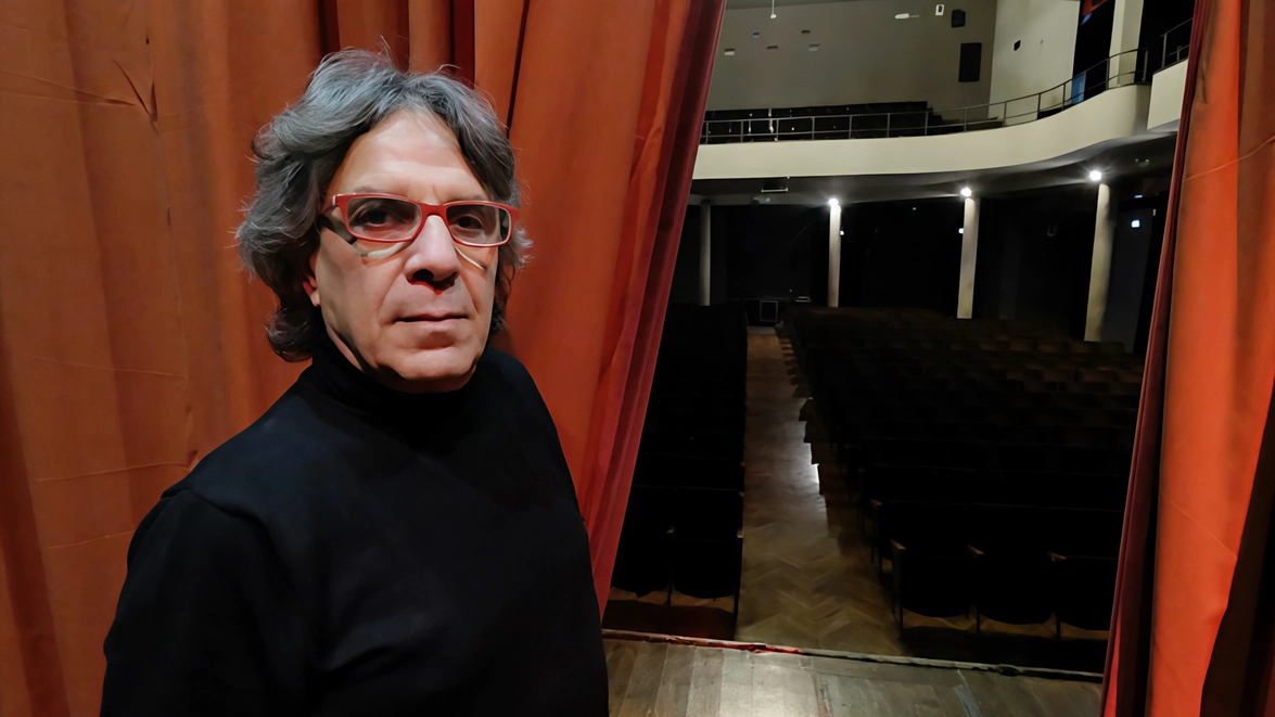 Lui è a teatro a preparare lo spettacolo di Capodanno, i ladri gli svuotano la casa. Disavventura di Santo Stefano... Lui è a teatro a preparare lo spettacolo di Capodanno, i ladri gli svuotano la casa. Disavventura di Santo Stefano...