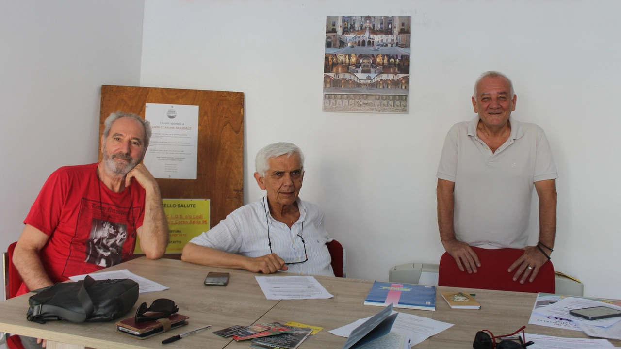 A sinistra, Andrea Viani ed Enrico Bosani del Coordinamento lodigiano per il diritto alla salute A sinistra, Andrea Viani ed Enrico Bosani del Coordinamento lodigiano per il diritto alla salute