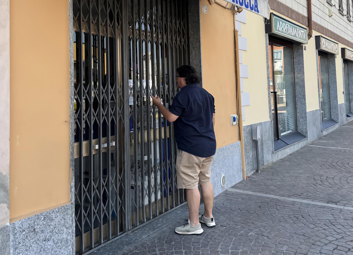 Nel deserto d’agosto di Lacchiarella. Serrande giù e vetrine spente: "Chiusa perfino la gelateria..." Nel deserto d’agosto di Lacchiarella. Serrande giù e vetrine spente: "Chiusa perfino la gelateria..."