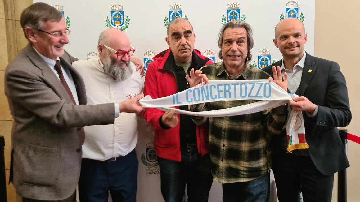 Elio e il chitarrista Cesareo insieme a Nico Acampora (fondatore di PizzAut) e ai sindaci di Monza e Bassano