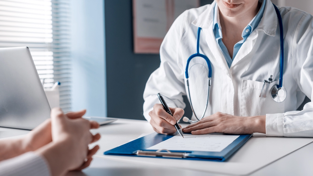 Un paziente e un medico in ambulatorio, foto generica Un paziente e un medico in ambulatorio, foto generica