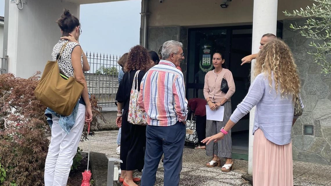 Le educatrici del nido penalizzate dal nuovo contratto si sono recate alla polizia locale per sottoscrivere la messa a disposizione Le educatrici del nido penalizzate dal nuovo contratto si sono recate alla polizia locale per sottoscrivere la messa a disposizione