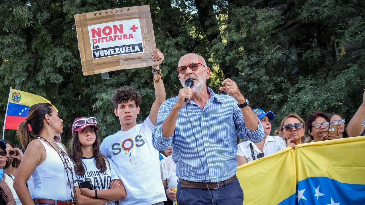 La protesta anti Maduro questo pomeriggio in piazza Castello a Milano La protesta anti Maduro questo pomeriggio in piazza Castello a Milano