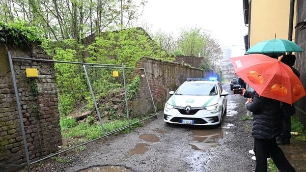 Il luogo della violenza e l’arrivo della polizia locale Non lontano ci sono delle abitazioni