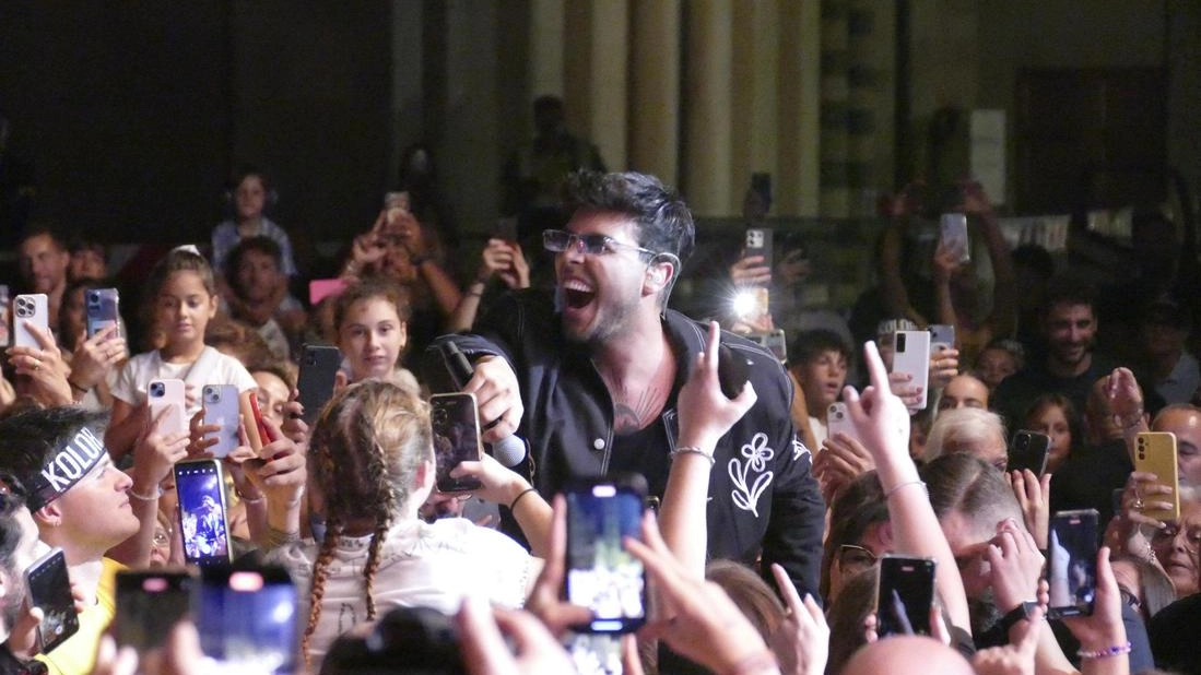 Un momento di uno dei concerti in piazza della band The Kolors, seguitissima dai più giovani ma non solo Un momento di uno dei concerti in piazza della band The Kolors, seguitissima dai più giovani ma non solo