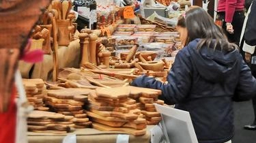 La 51° Mostra Artigianato a Lariofiere presenta 170 aziende e 12mila mq di esposizione. Focus sull'arte come lavoro e coinvolgimento del pubblico. Evento gratuito con varie attività per tutti. La 51° Mostra Artigianato a Lariofiere presenta 170 aziende e 12mila mq di esposizione. Focus sull'arte come lavoro e coinvolgimento del pubblico. Evento gratuito con varie attività per tutti.