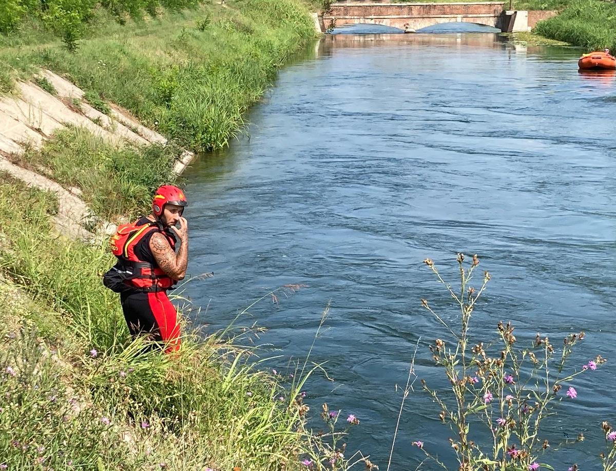 Merlino, è morto il ragazzo di 16 anni trovato esanime su una spiaggetta lungo l’Adda