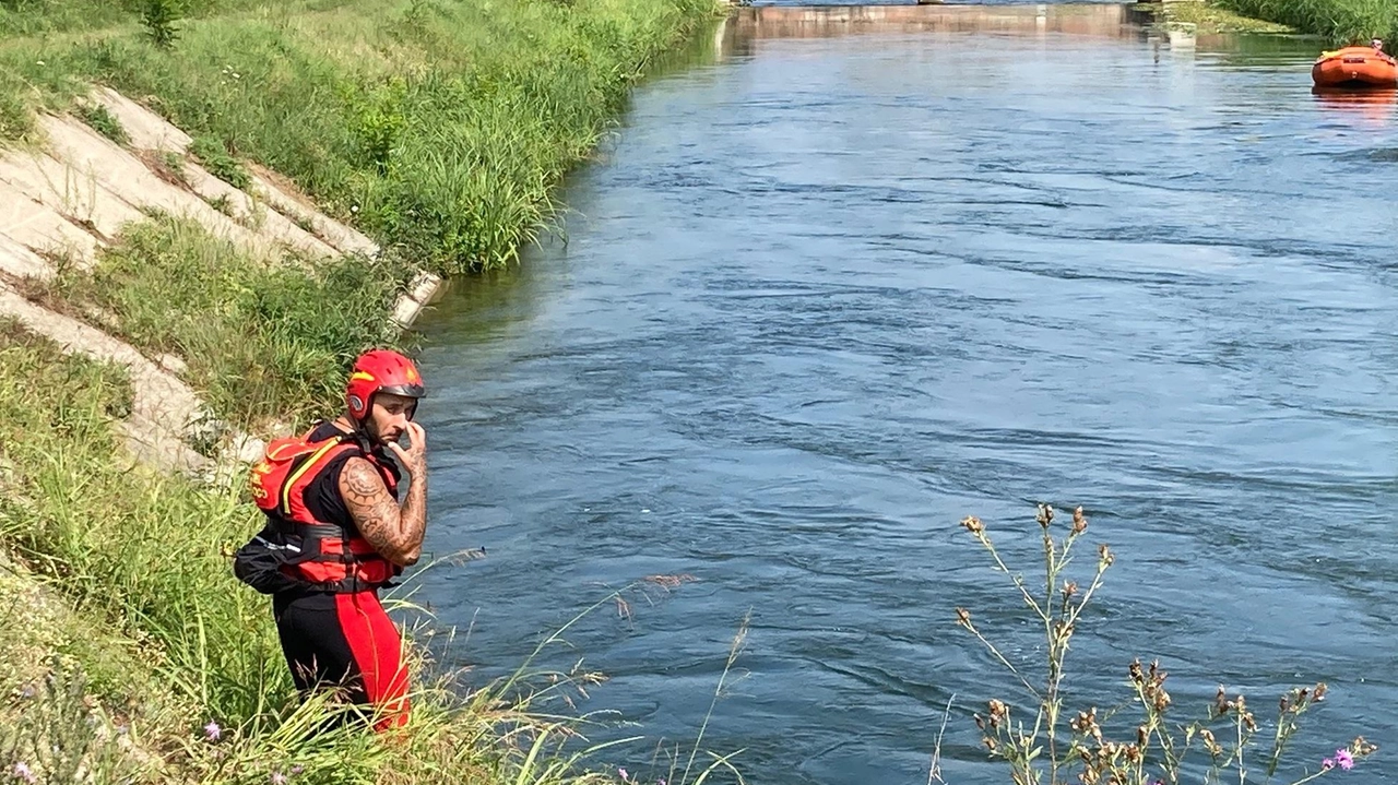 Sommozzatori in azione nel canale Vacchelli (foto repertorio)