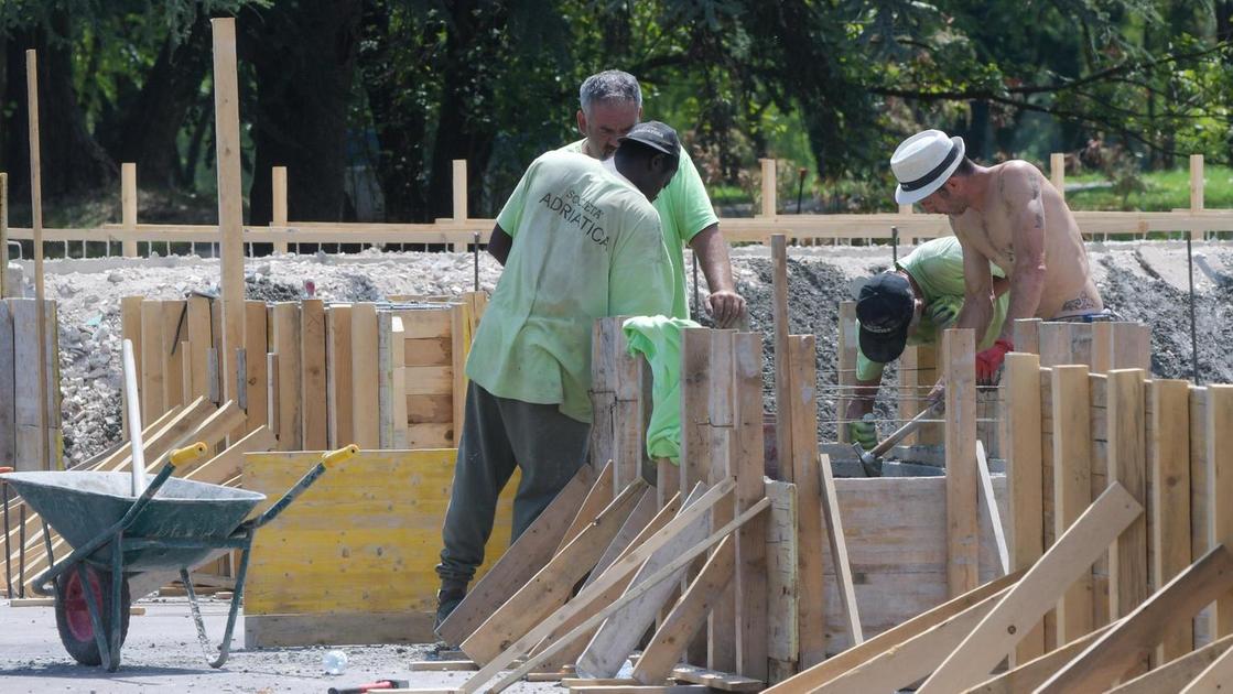 Skate park e campo da basket. Il parco sportivo prende forma