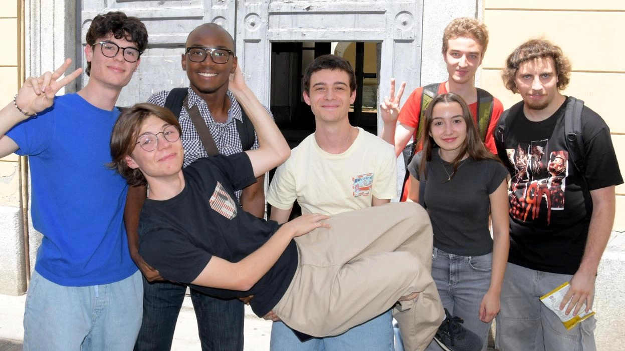 Gli studenti del Liceo Taramelli subito dopo aver consegnato alla commissione i loro sforzi Gli studenti del Liceo Taramelli subito dopo aver consegnato alla commissione i loro sforzi