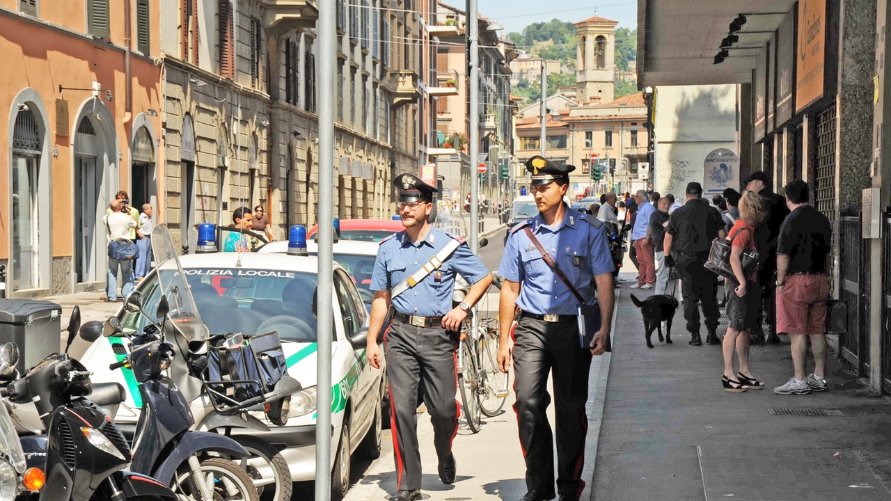 Dopo anni di calma i cittadini tornano a mobilitarsi in via Quarenghi Ad allarmarli problemi di sicurezza legati a risse e schiamazzi L’assessore Gandi replica: “Non è corretto dipingerla come un inferno Non è una delle zone più critiche della città”