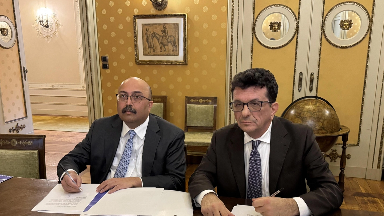 Il presidente Sunil Kumar e il rettore Francesco Svelto nel momento della firma dell’intesa (Torres) Il presidente Sunil Kumar e il rettore Francesco Svelto nel momento della firma dell’intesa (Torres)