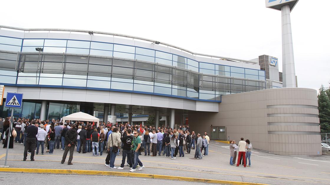 St di Agrate, i 97 contratti a termine cancellati: proclamato lo sciopero. E venerdì picchetto in Regione St di Agrate, i 97 contratti a termine cancellati: proclamato lo sciopero. E venerdì picchetto in Regione