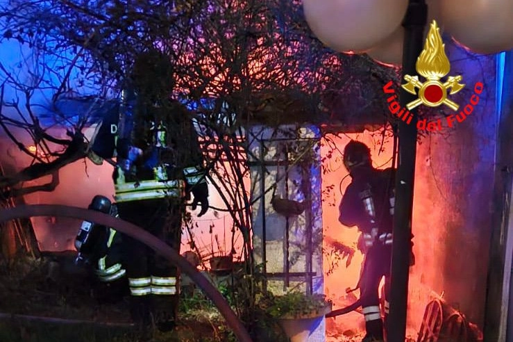 Le fiamme hanno lambito anche la casa