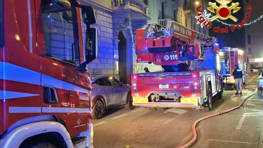 Vigili del fuoco in un’abitazione in via Orrigoni a Varese Vigili del fuoco in un’abitazione in via Orrigoni a Varese