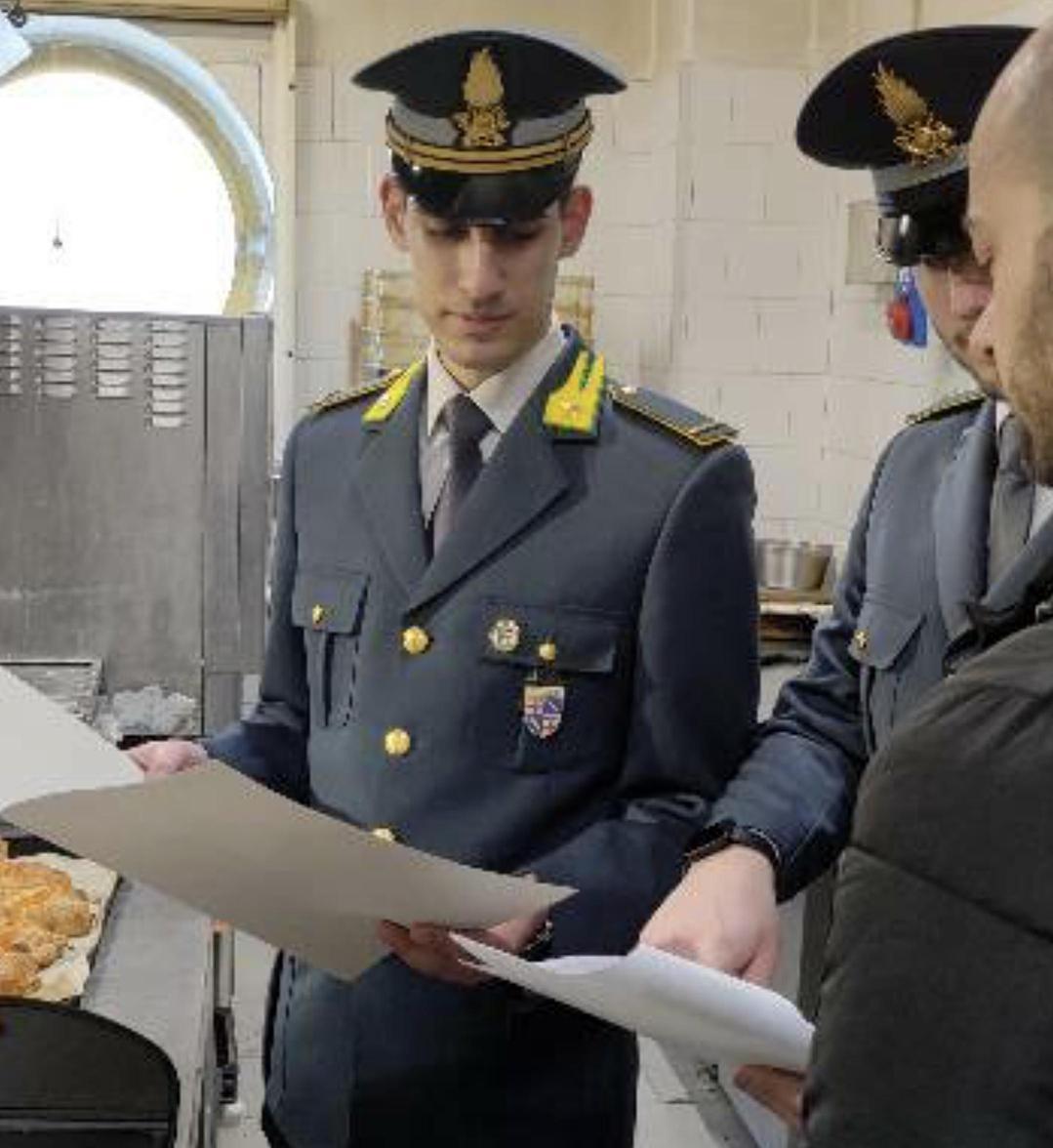 il cuoco e un cameriere in nero fiamme gialle al ristorante sigilli e denuncia per il titolare