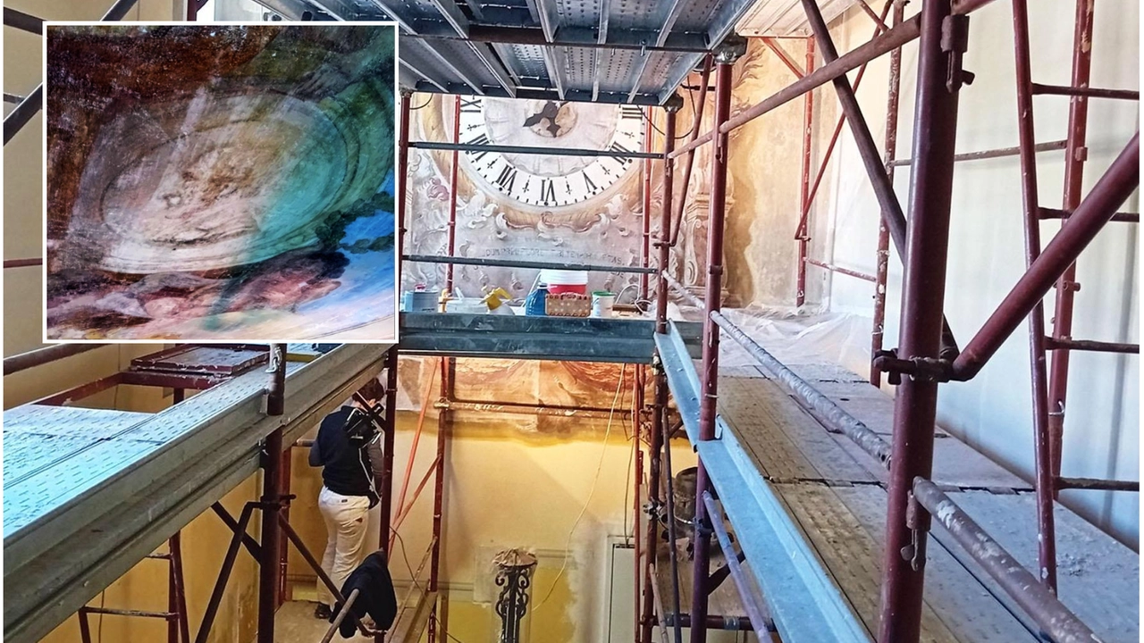 A destra l’affresco riemerso da anni di incuria: si trova sul soffitto dell’atrio che ospita lo scalone (a sinistra) dell’ex collegio Manzoni frequentò l’istituto dai 6 agli 11 anni A destra l’affresco riemerso da anni di incuria: si trova sul soffitto dell’atrio che ospita lo scalone (a sinistra) dell’ex collegio Manzoni frequentò l’istituto dai 6 agli 11 anni