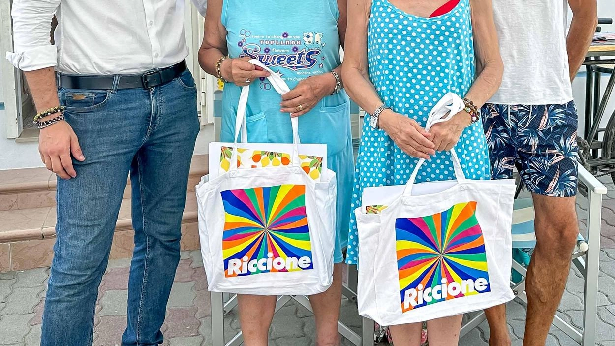 Le sorelle di Marzano Luisella e Margherita Lucconi scelgono i “Bagni Cesare“ dal 1984. Così sono state insignite del riconoscimento di “Ambasciatore di Riccione nel mondo“. Le sorelle di Marzano Luisella e Margherita Lucconi scelgono i “Bagni Cesare“ dal 1984. Così sono state insignite del riconoscimento di “Ambasciatore di Riccione nel mondo“.