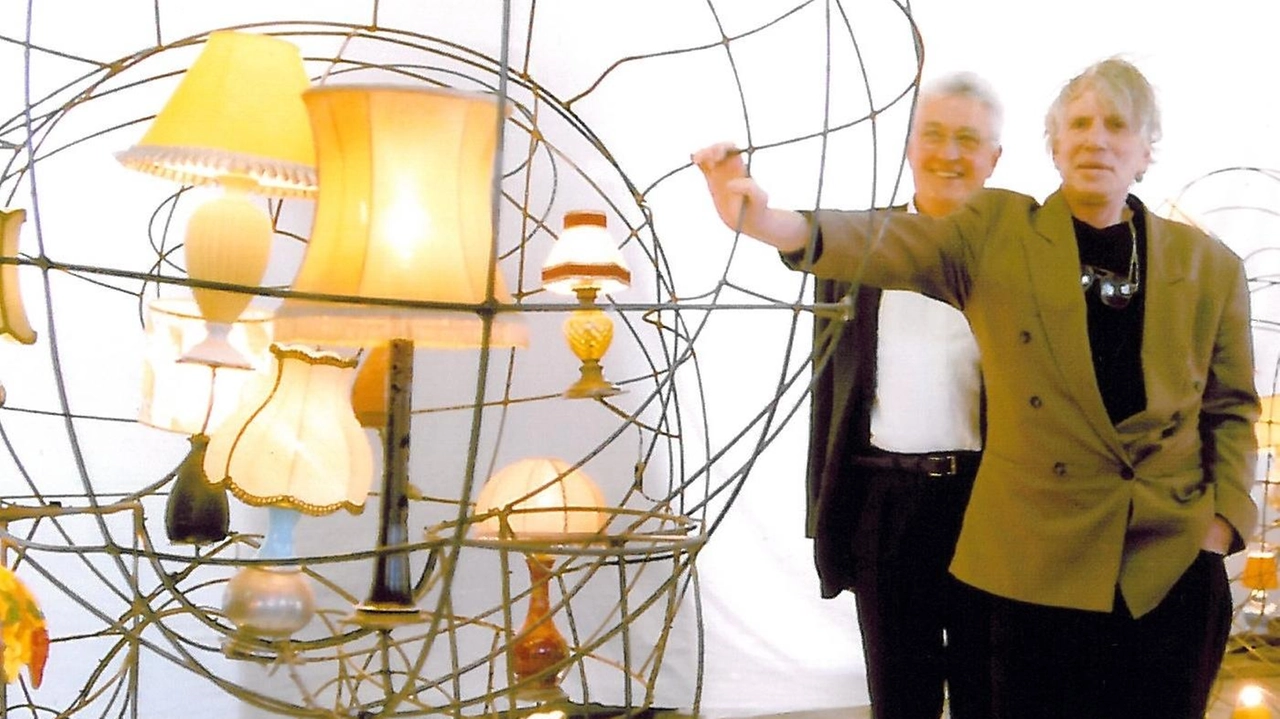 L’artista americano Dennis Oppenheim e il collezionista brianzolo Alberto Rossini con un paio di opere della serie “Lamp Dog” L’artista americano Dennis Oppenheim e il collezionista brianzolo Alberto Rossini con un paio di opere della serie “Lamp Dog”