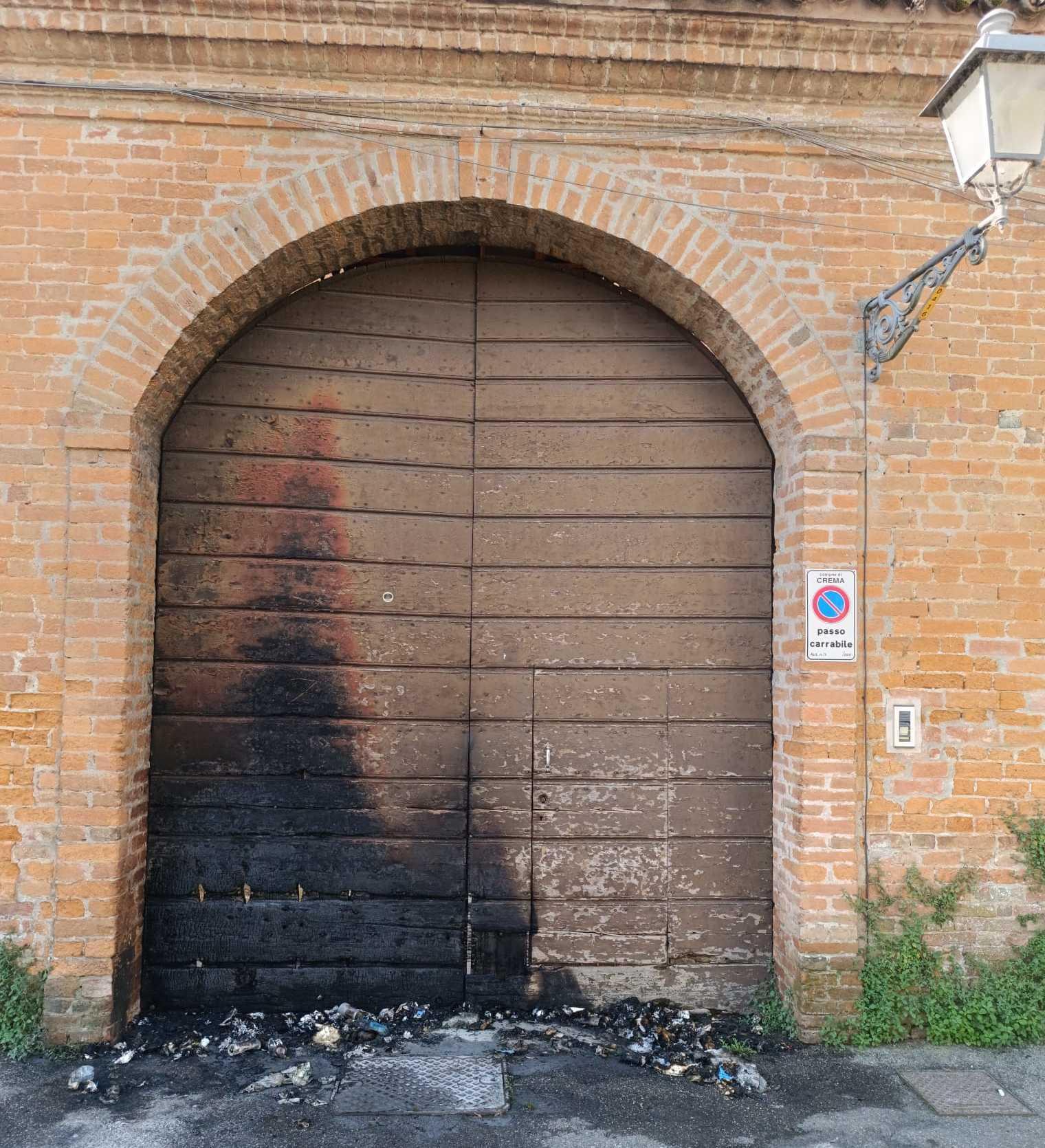 Fuoco appiccato al portone dell’Agrario Fuoco appiccato al portone dell’Agrario