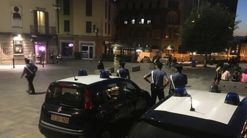 Coltellate e follia in piazza Garibaldi a Cantù: fermati tre ragazzini e un diciottenne per tentato omicidio