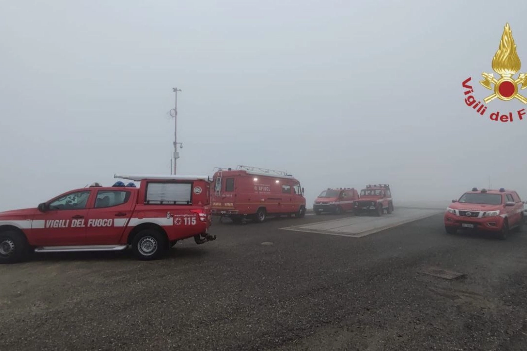 I mezzi dei vigili del fuoco impegnati nelle ricerche della persona scomparsa a Fortunago, un 49enne residente a Milano ma con seconda casa in zona