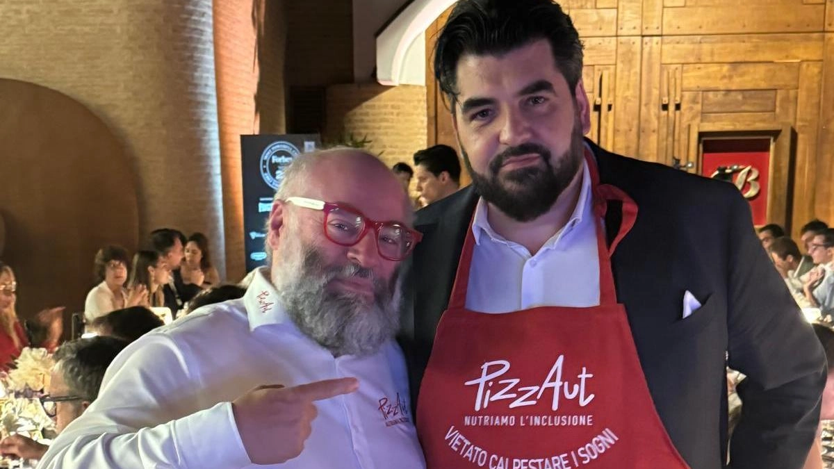 Riconoscimento di Forbes, “bibbia“ americana dell’economia e della finanza a Nico Acampora, il papà di PizzAut: chef speciale accanto ai 25 maestri della cucina; accanto a lui chef Antonino Cannavacciuolo, in vetta nella classifica Riconoscimento di Forbes, “bibbia“ americana dell’economia e della finanza a Nico Acampora, il papà di PizzAut: chef speciale accanto ai 25 maestri della cucina; accanto a lui chef Antonino Cannavacciuolo, in vetta nella classifica