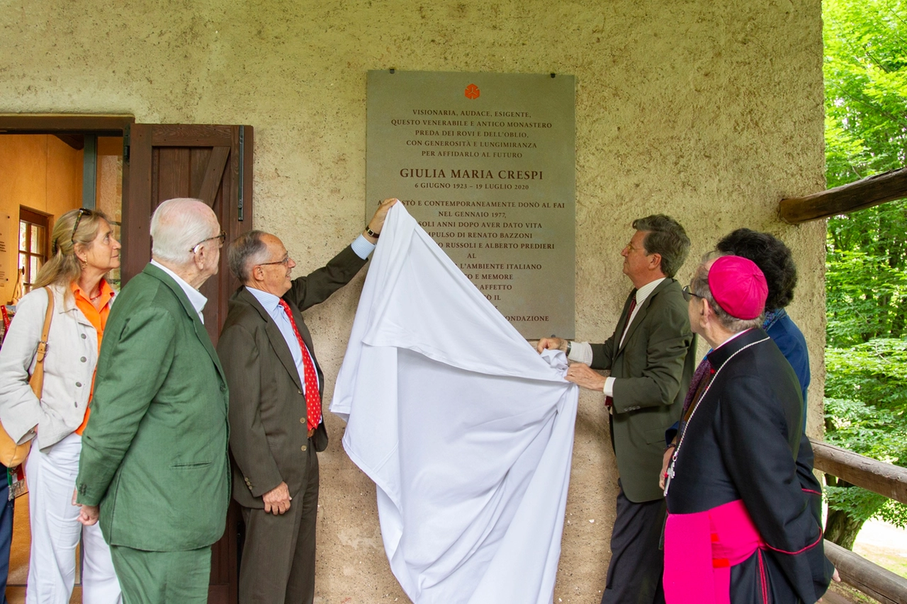 Lo svelamento della targa per Giulia Maria Crespi alla presenza dell'arcivescovo di Milano Mario Delpini