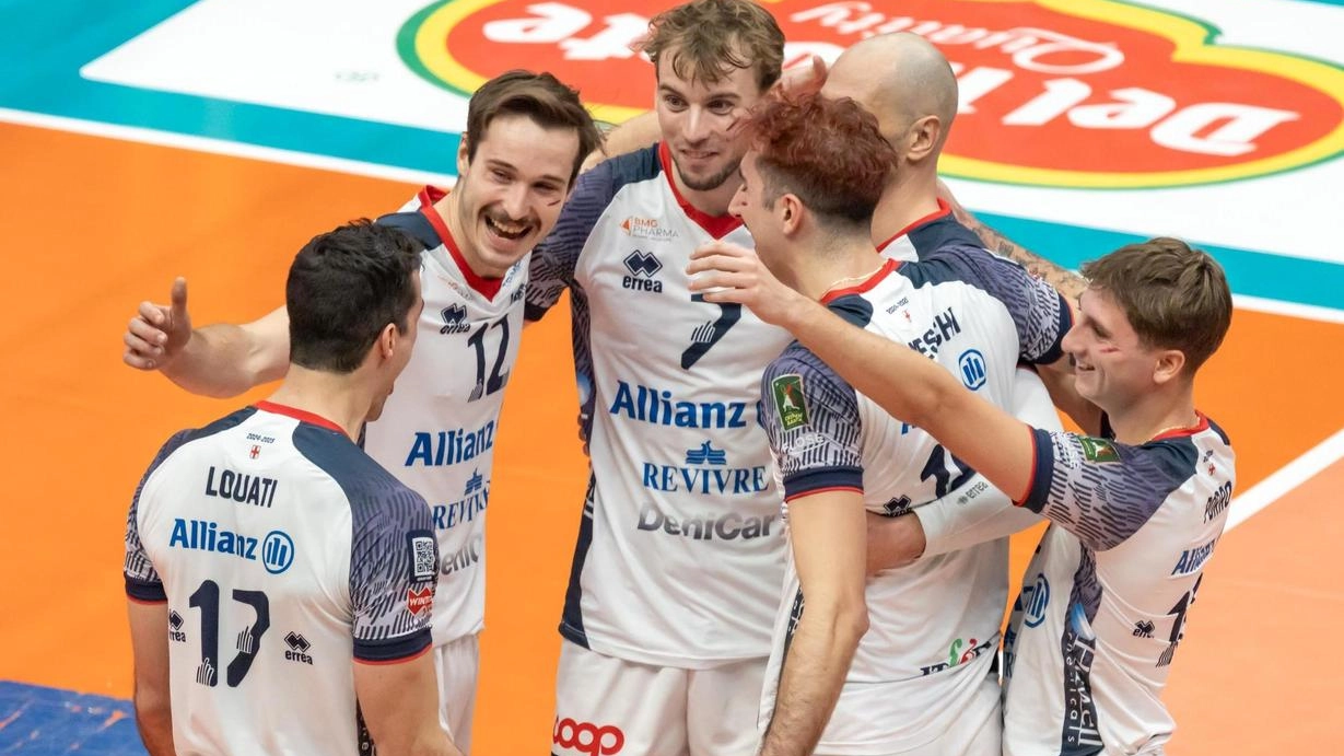 I giocatori dell’Allianz esultano dopo un punto: la squadra di Piazza si prepara a tornare in campo per la Coppa