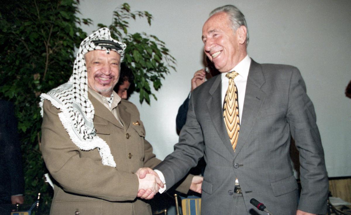 Dalla stretta di mano di Arafat alla Coca Cola di Bill Gates: 50 anni di aneddoti (e segreti) del Forum che muove il mondo