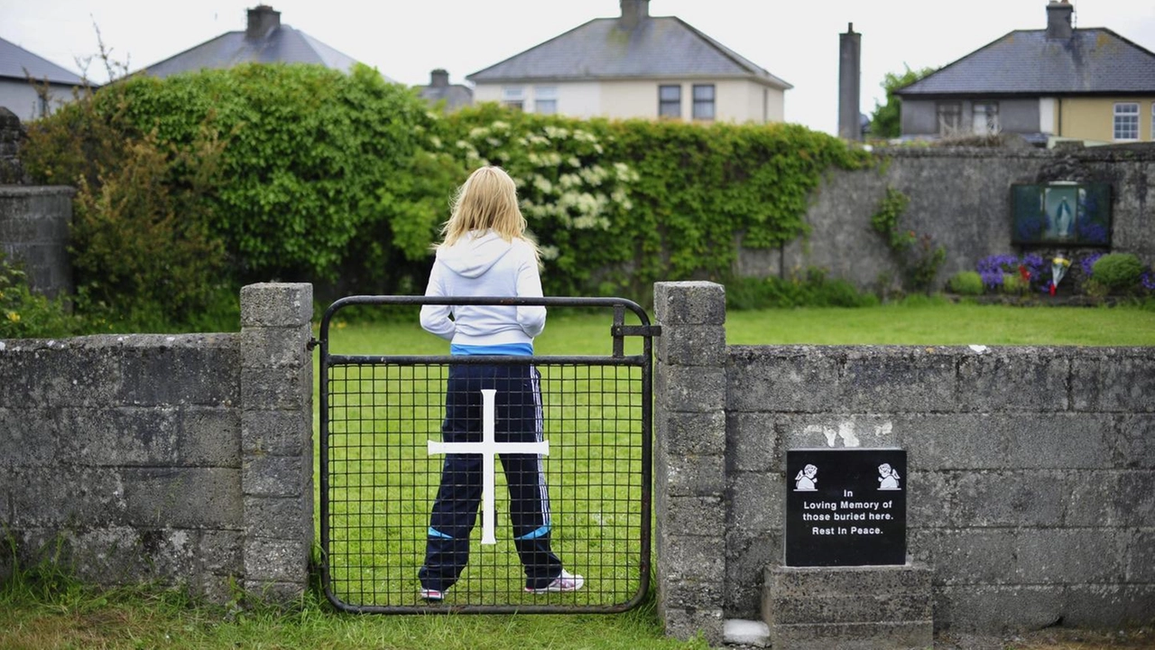La fossa comune degli 800 neonati figli di donne single, l’Irlanda fa i conti con il suo passato. La storia