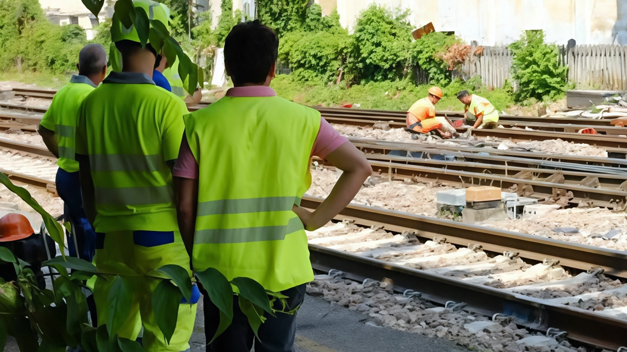 Incidente sul lavoro poco dopo le dieci di ieri lungo la ferrovia, alle porte della stazione di Cremona. Un operaio... Incidente sul lavoro poco dopo le dieci di ieri lungo la ferrovia, alle porte della stazione di Cremona. Un operaio...