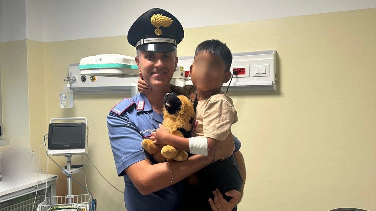 Il bambino in braccio al carabiniere che assieme ai colleghi lo ha rintracciato in ospedale a Desio, dov'era stato ricoverato Il bambino in braccio al carabiniere che assieme ai colleghi lo ha rintracciato in ospedale a Desio, dov'era stato ricoverato