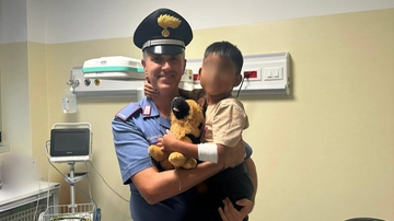 Novate, bambino di 6 anni scappa da casa e prende da solo il bus. Investito da un’auto, i genitori lo ritrovano in ospedale a Desio