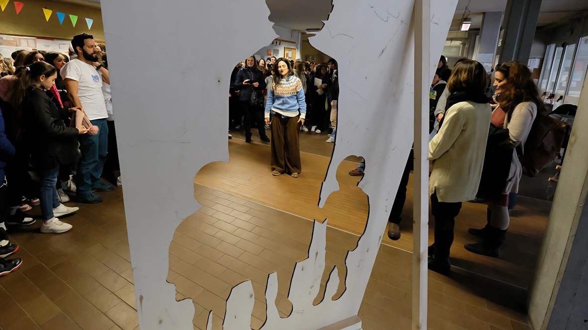 Luisa Impastato (al centro) davanti all’installazione dedicata allo zio giornalista e posizionata nell’atrio della scuola media Sabin Luisa Impastato (al centro) davanti all’installazione dedicata allo zio giornalista e posizionata nell’atrio della scuola media Sabin