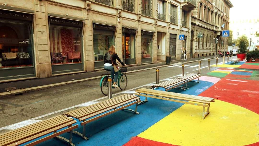 Via Palermo, a Milano, si trasforma con panchine e piante, diventando più accogliente per i residenti. Alcuni commercianti però lamentano problemi logistici. La zona, una volta popolare, ora è dominata da ristoranti e bar. Via Palermo, a Milano, si trasforma con panchine e piante, diventando più accogliente per i residenti. Alcuni commercianti però lamentano problemi logistici. La zona, una volta popolare, ora è dominata da ristoranti e bar.