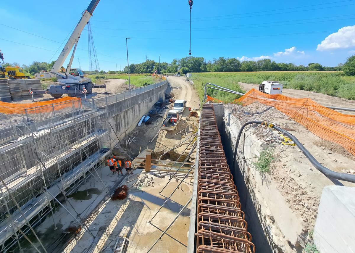 Locate, il sottopasso di via Milano. Il cantiere si ferma di nuovo: "Il problema è la falda acquifera"