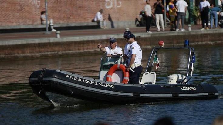 milano si spoglia e si getta nel naviglio grande lotta tra la vita e la morte dopo malore in acqua da Ilgiorno.it milano si spoglia e si getta nel naviglio grande lotta tra la vita e la morte dopo malore in acqua